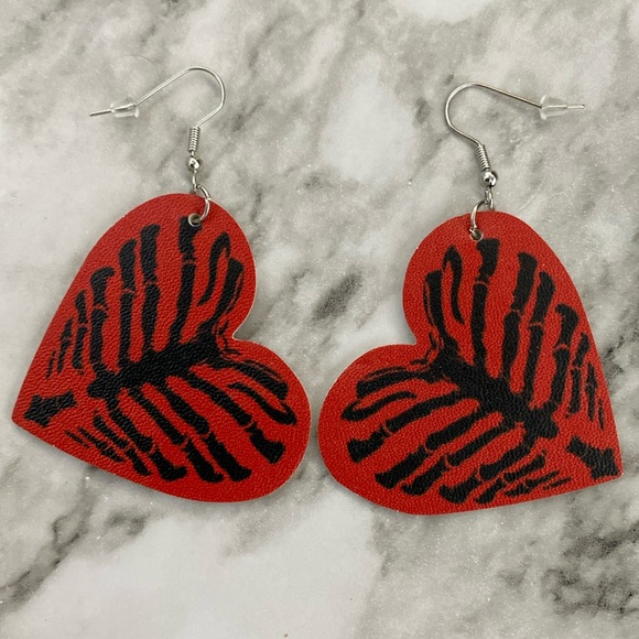 ๐3/$25๐ Rib Cage Heart Dangle Tear Drop Earrings - Picture 2 of 3